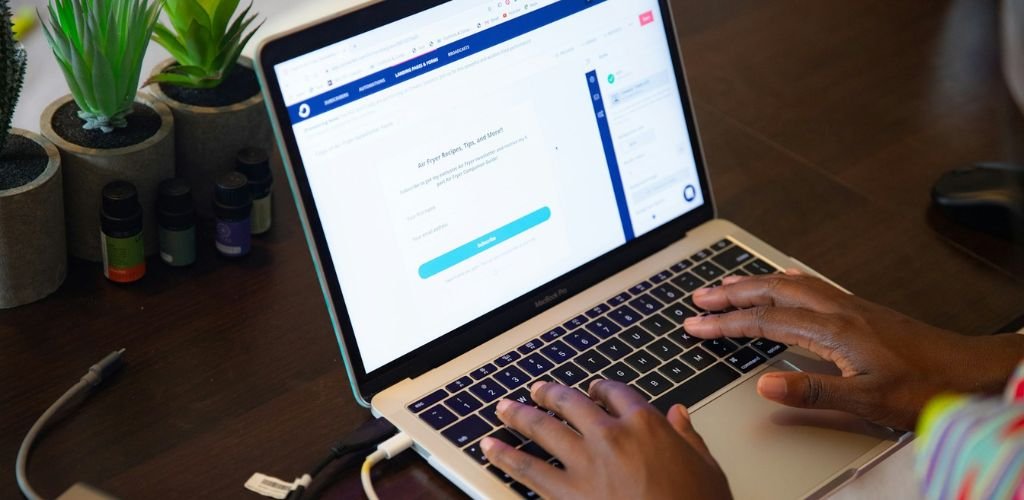 Pessoa usando o chatbot para solicitações chatbot para empresas