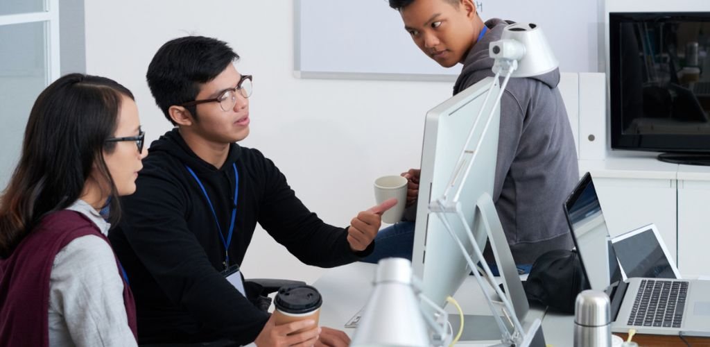 Equipe discute sobre IA inovadora para a sua empresa – desenvolvimento de IA na Suíça