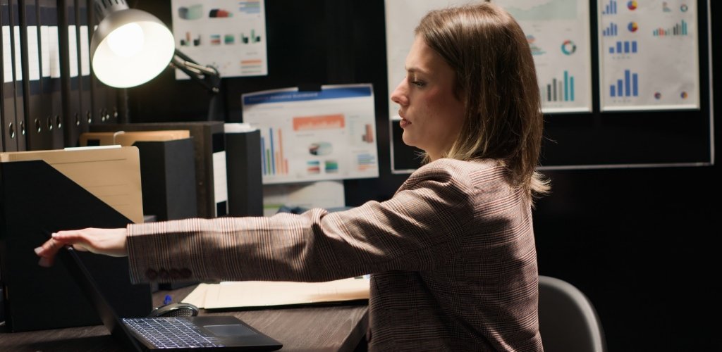 Uma pessoa concentrada em estratégias de marketing – automação de marketing