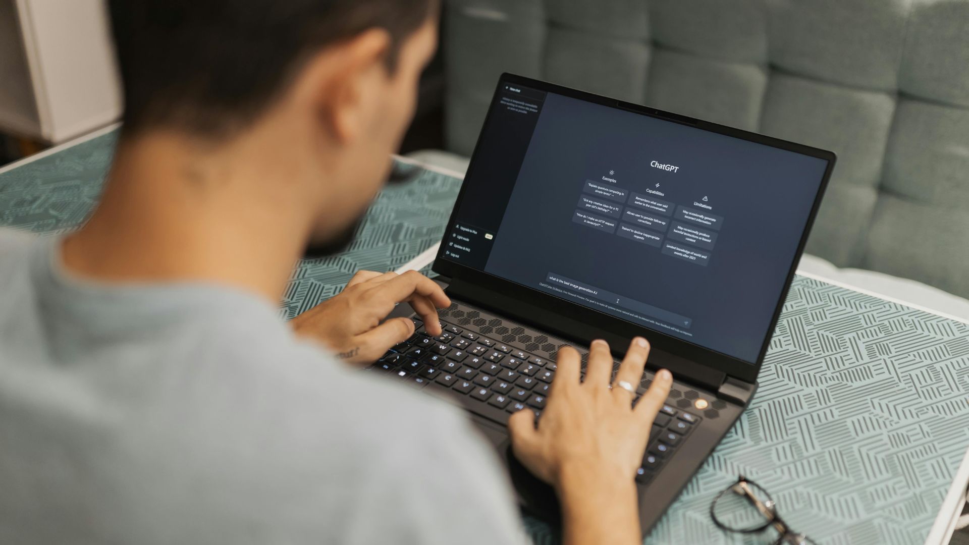 Mann arbeitet an einem Laptop und betrachtet eine Benutzeroberfläche mit KI-Funktionen.